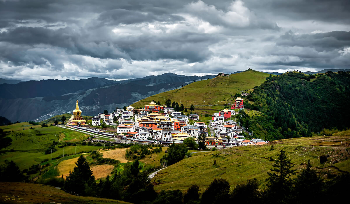 A scenic view of Aba Hongjun Changzheng Yiji