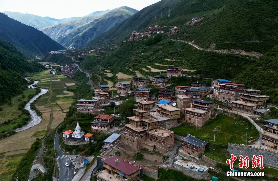 A scenic view of Aba Risimanba Diaofang