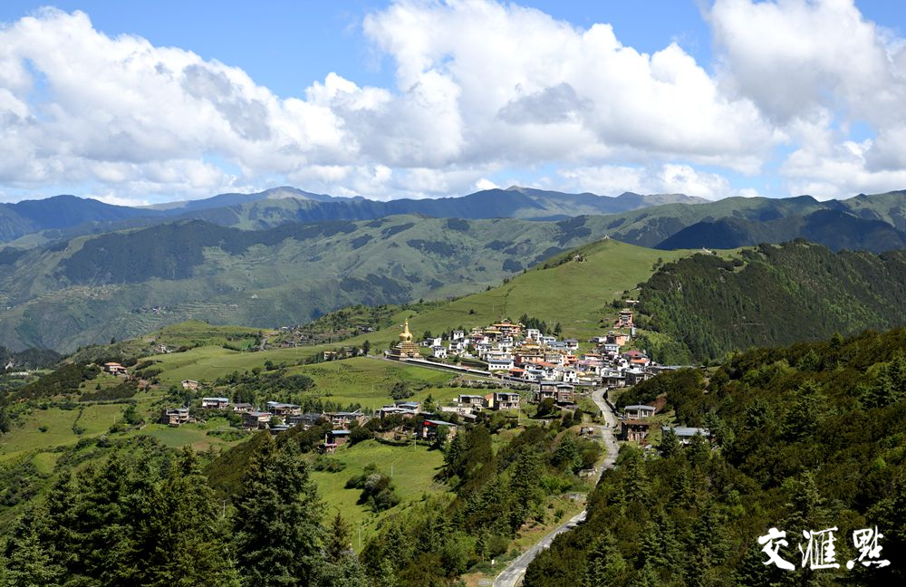 A scenic view of Aba Zengdaguan Diao