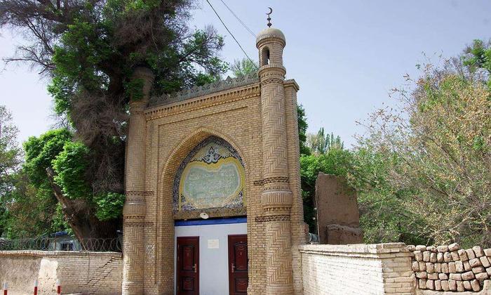 A scenic view of Aksu Molana Eshiding Mazha