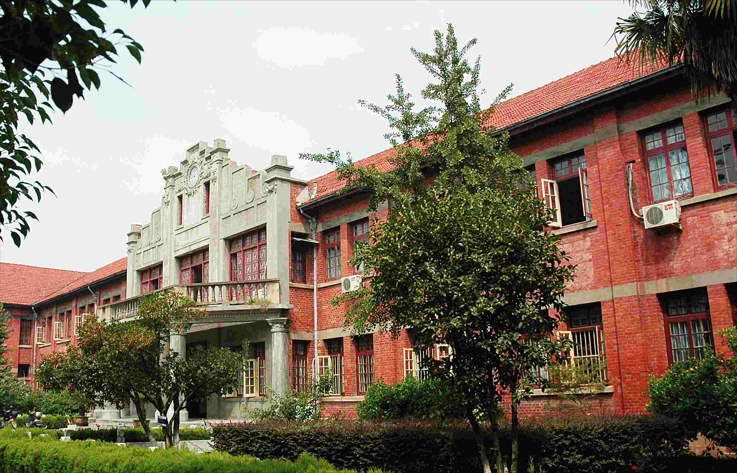A scenic view of Anqing Anhui Daxue Honglou Ji Jingfu Shuyuan Jiuzhi