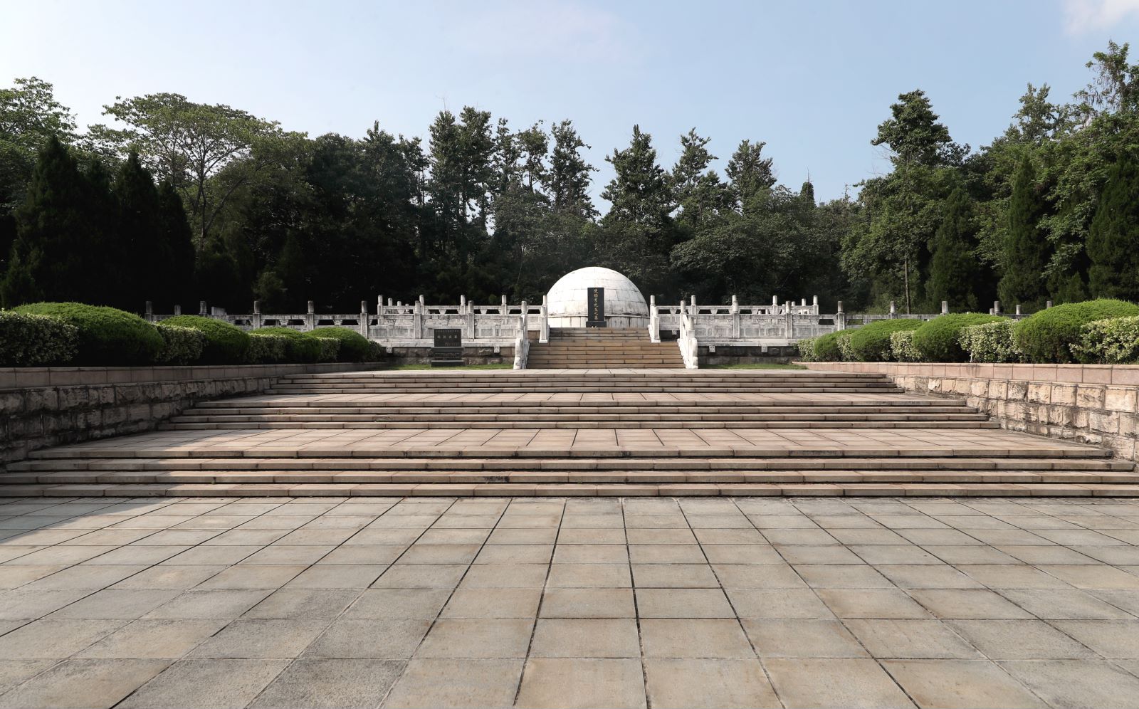 A scenic view of Anqing Anhui Daxue Honglou Ji Jingfu Shuyuan Jiuzhi