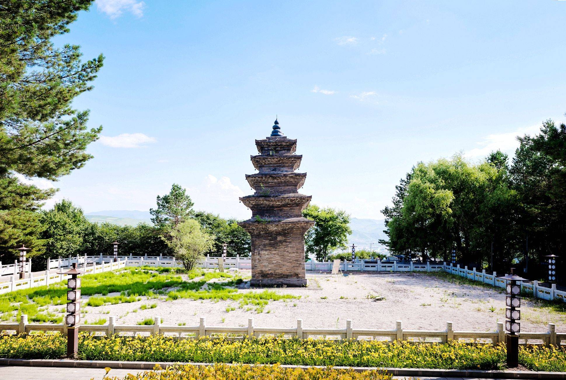 A scenic view of Baishan Lingguangta