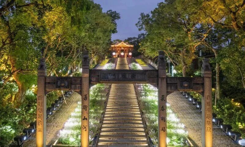 A scenic view of Baishan Shiren Xuelei Shan Sinan Kuanggong Jiniandi