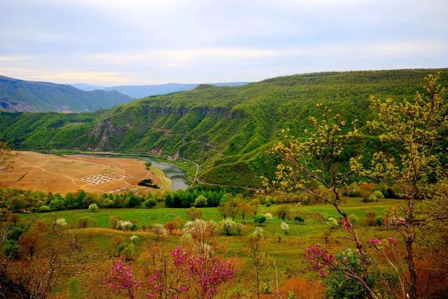 A scenic view of Baishan Shiren Xuelei Shan Sinan Kuanggong Jiniandi