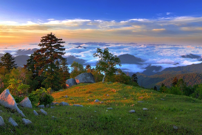 A scenic view of Baishan Yalujiang Shangyou Jishi Muqun