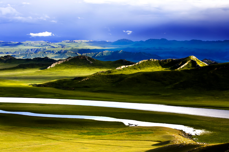 A scenic view of Bayingolin Huola Shan Fosi Yizhi