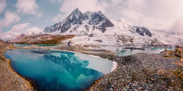 A scenic view of Bayingolin Kongquehe Fengsuiqun