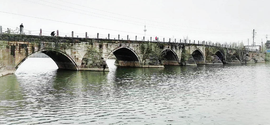 A scenic view of Changde Lixian Duoanqiao