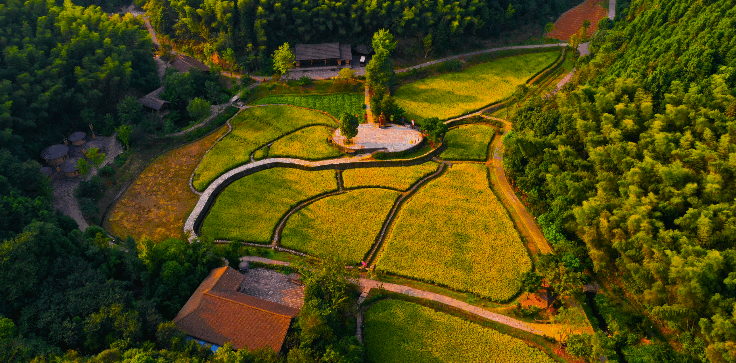 A scenic view of Changde Taohuayuan Gujianzhuqun