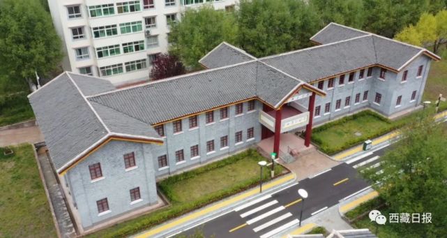 A scenic view of Changdu Diqu Renmin Jiefang Weiyuanhui Bangong Jiuzhi