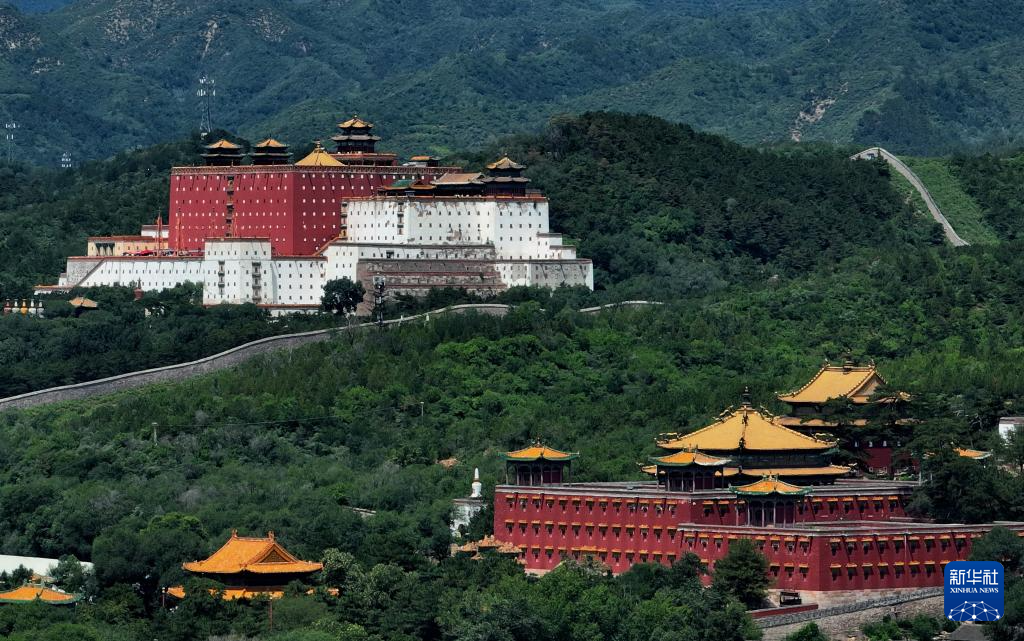 A scenic view of Chengde Puning Temple
