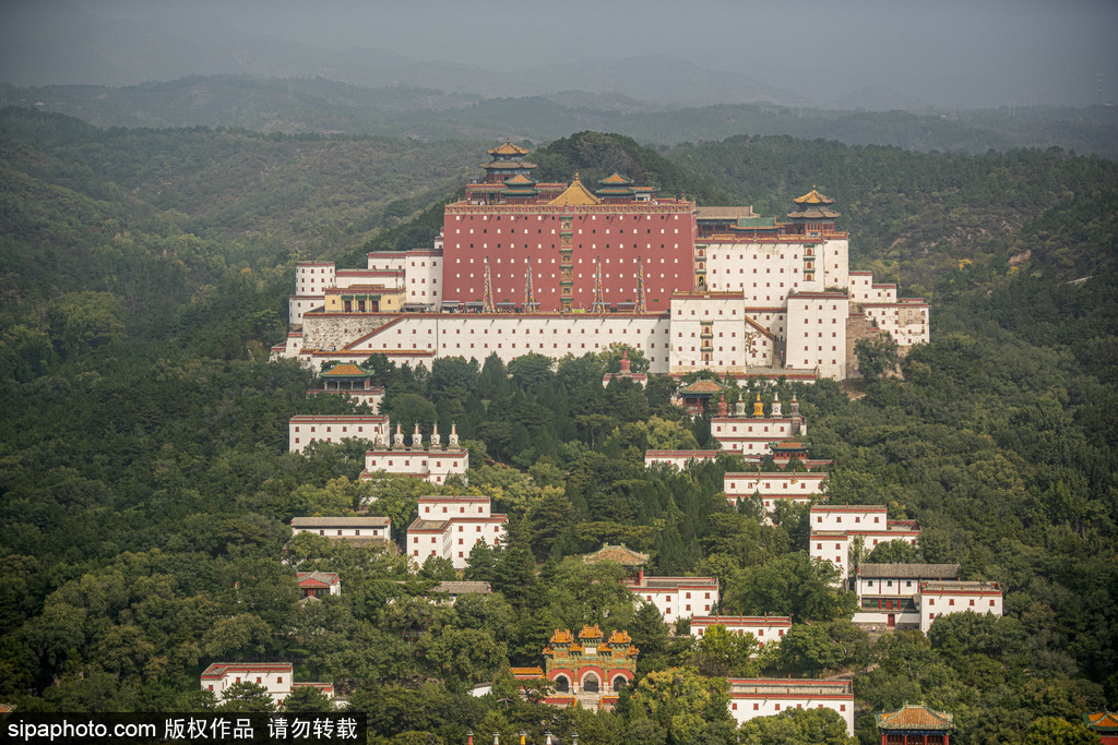 A scenic view of Chengde Putuo Zongcheng Temple