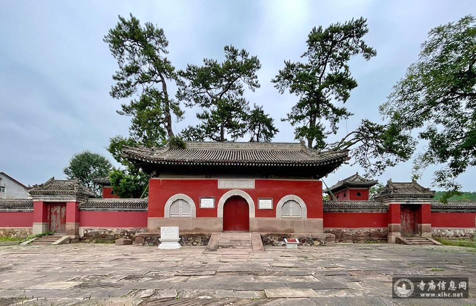 A scenic view of Chengde Shuxiang Temple