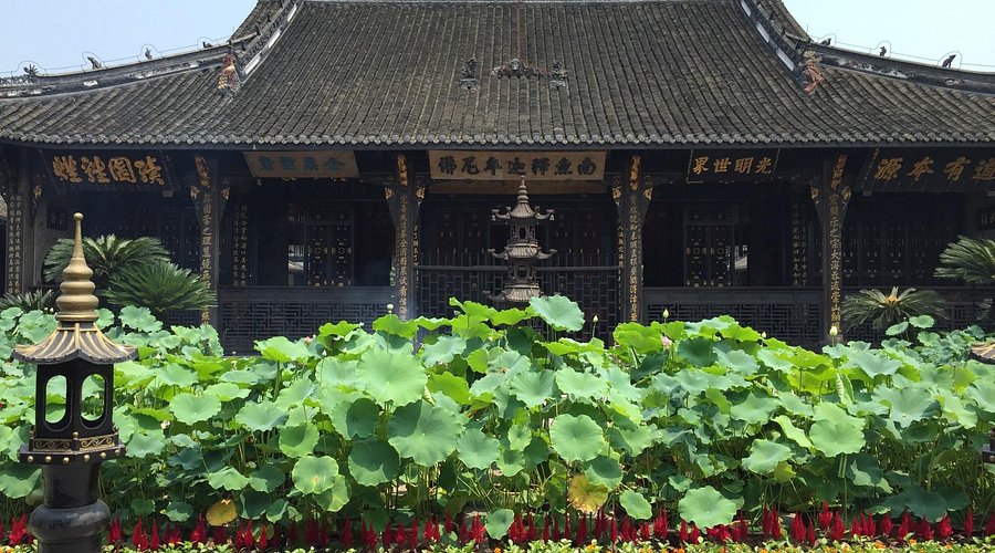 A scenic view of Chengdu Baoguangsi