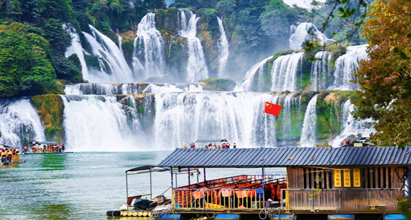 A scenic view of Chongzuo Huashan Yanhua