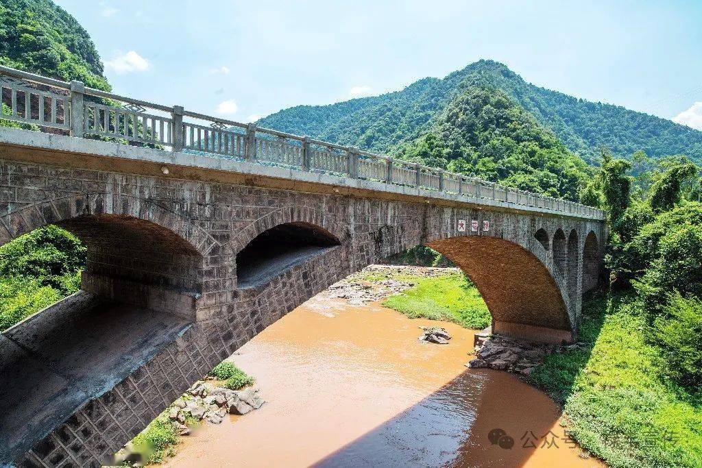 A scenic view of Chuxiong Dianmian Tielu Lufeng Lianxiangguan Qiaosuiqun