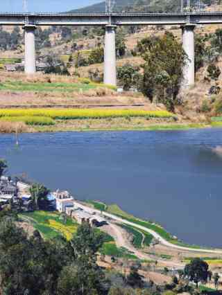 A scenic view of Chuxiong Dianmian Tielu Lufeng Lianxiangguan Qiaosuiqun
