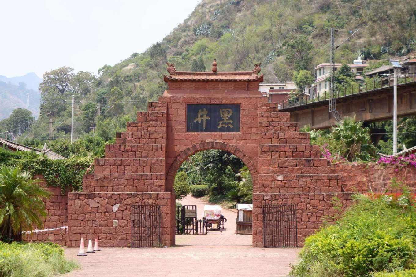 A scenic view of Chuxiong Lama Guyuan Huashi Didian