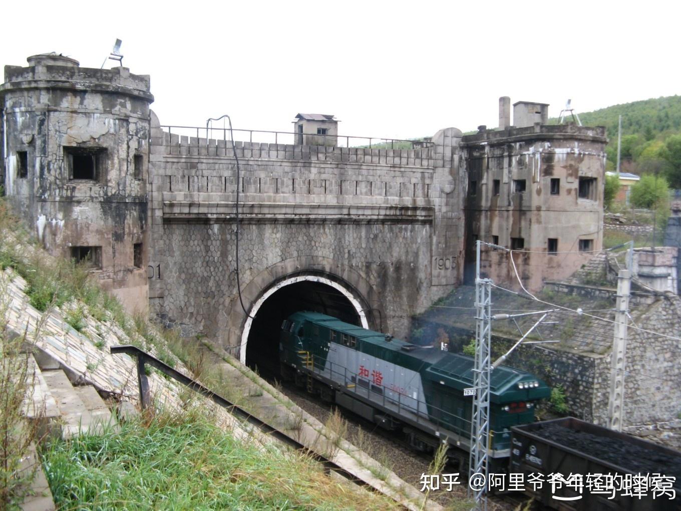 A scenic view of Cross Province Zhongdongtielujianzhuqun