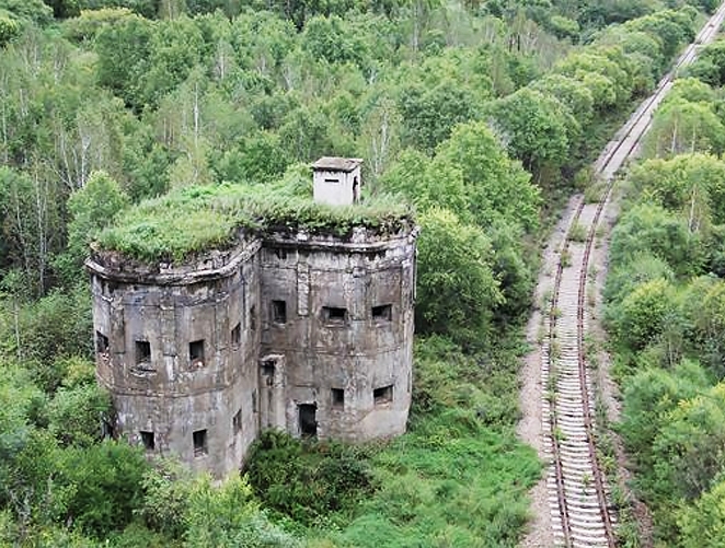A scenic view of Cross Province Zhongdongtielujianzhuqun