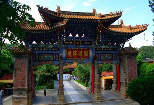 A scenic view of Dali Tianfengshan Gujianzhuqun