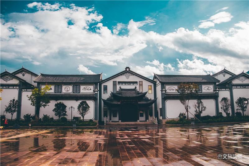 A scenic view of Dali Ximenjie Gujianzhuqun