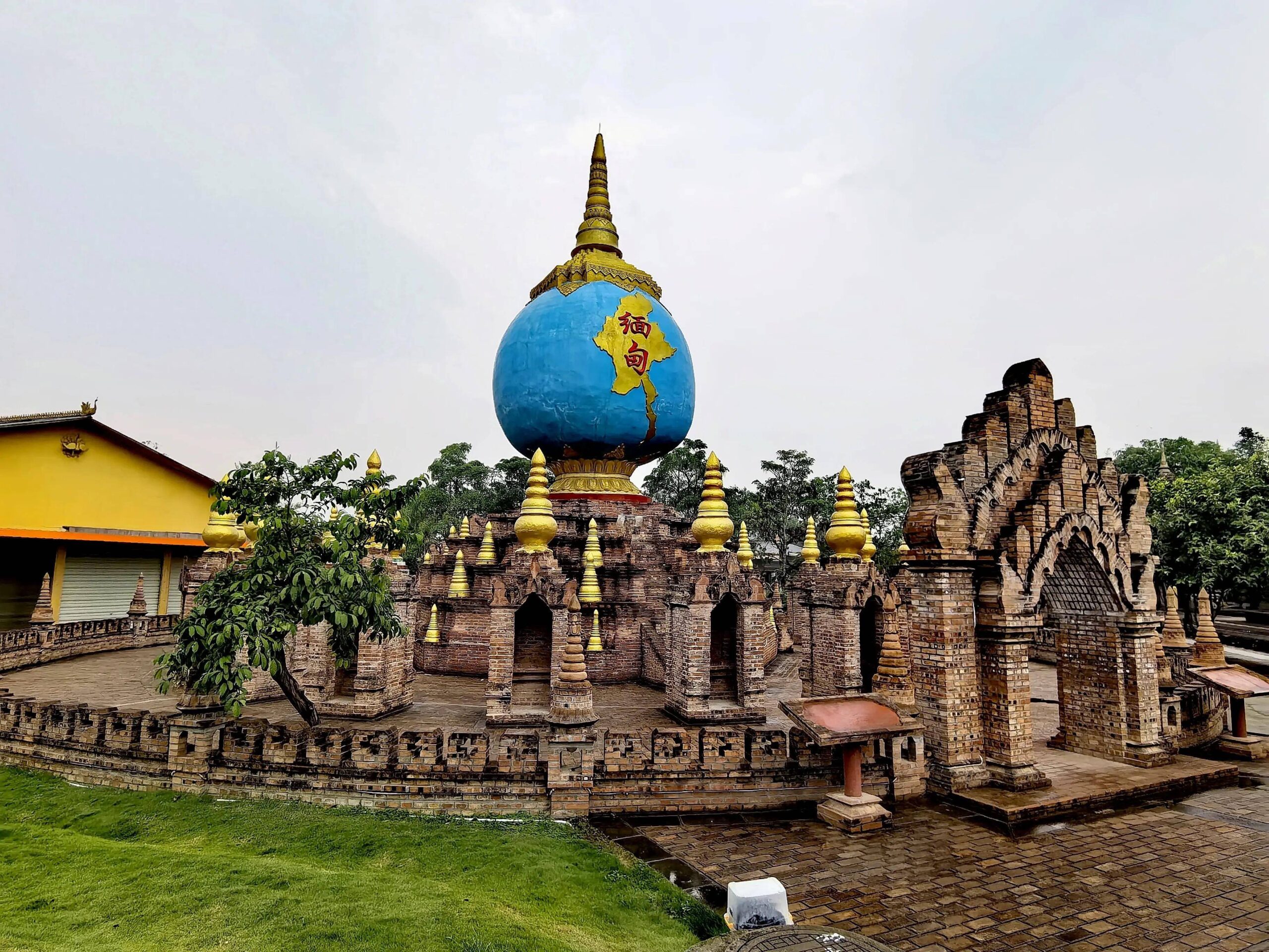 A scenic view of Dehong Wandangqiao Zhongmian Bianmin Lianhuan Dahuilou Jiuzhi