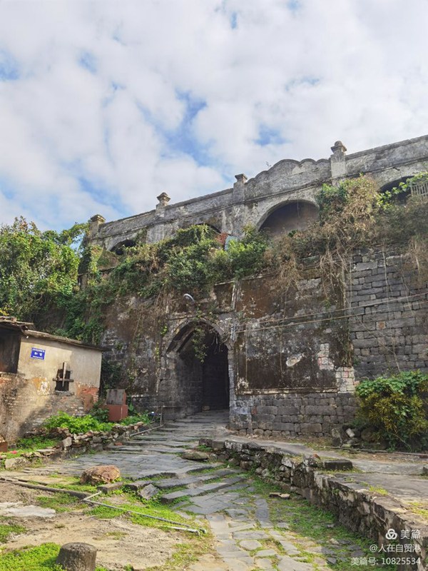 A Traveler’s Guide to Dingan Gucheng Yizhi: Where History Meets Nature in Hainan