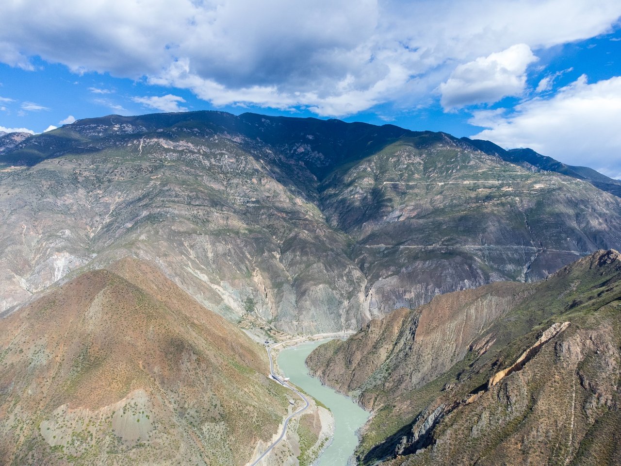 A scenic view of Diqing Jinshajiang Yanhua