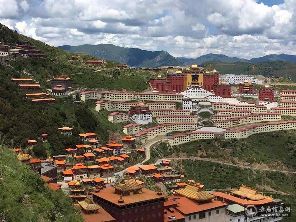 A scenic view of Ganzi Baiyu Gatuosi