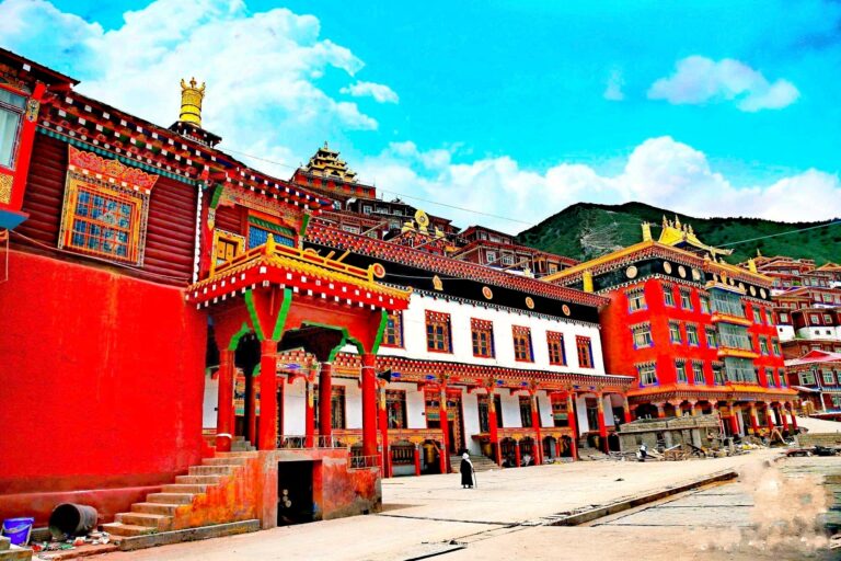 Experience the Serenity of Ganzi Baiyu Gatuosi: Travel Tips for the Adventurous Spirit in Sichuan
