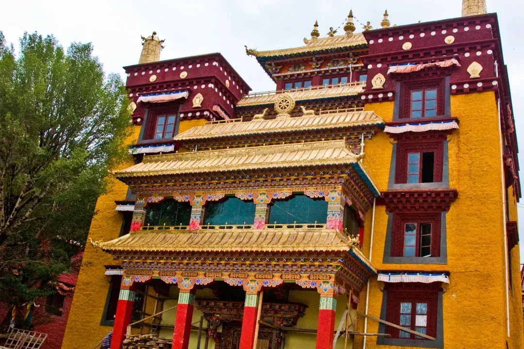 A scenic view of Ganzi Changqing Chunkeer Si