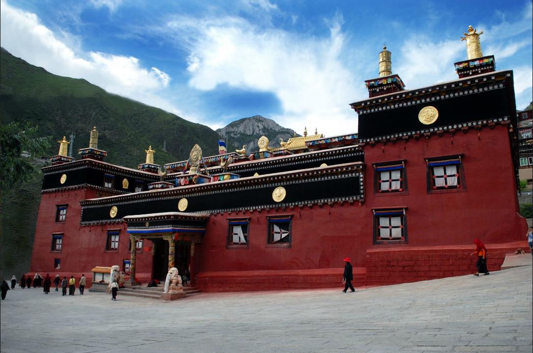 A scenic view of Ganzi Dege Yinjingyuan