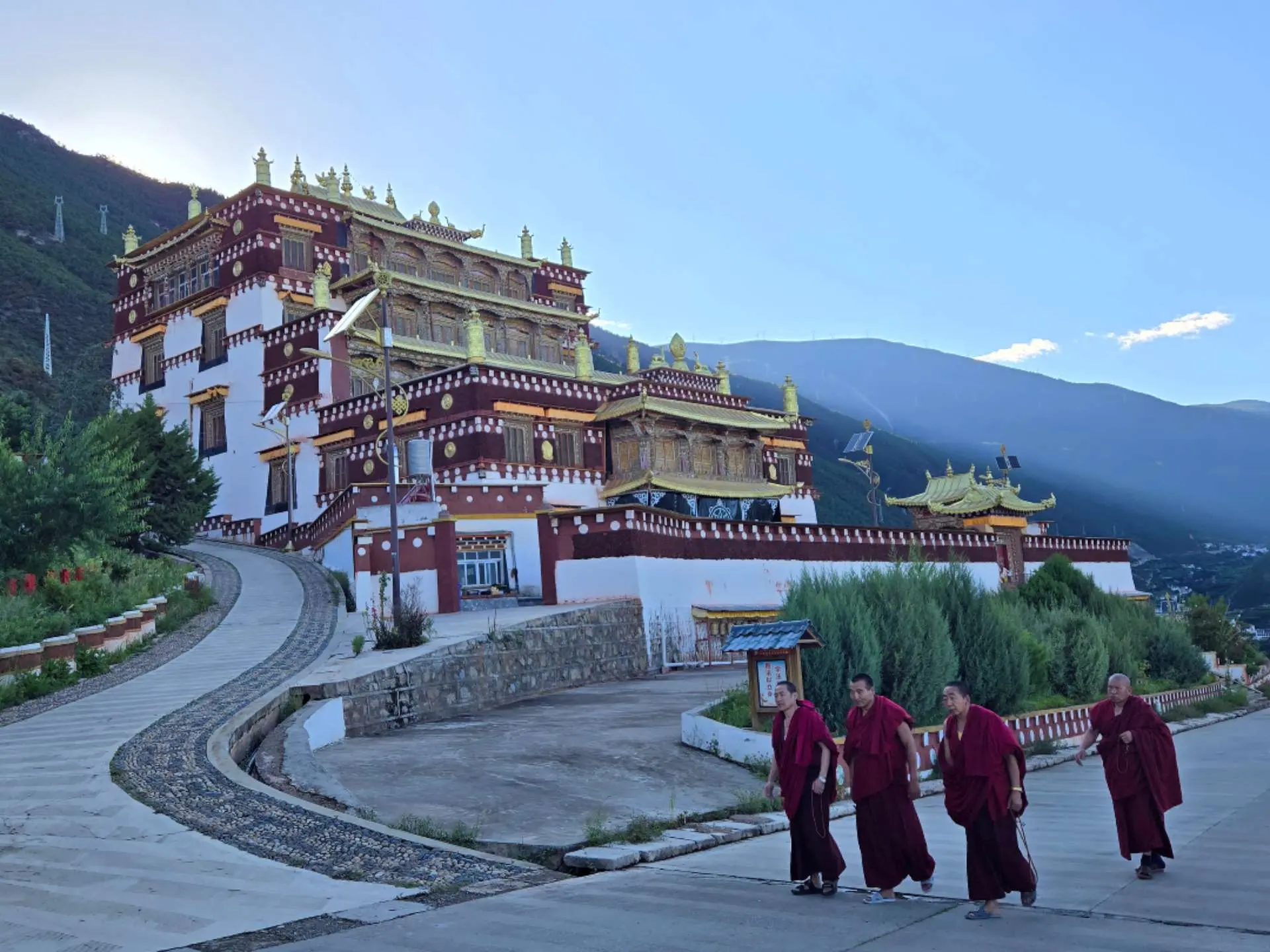 A scenic view of Ganzi Gadan Sangpi Luobuling Si