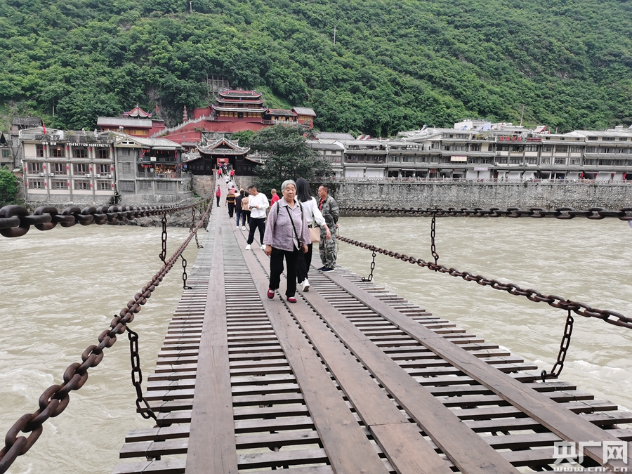 A scenic view of Ganzi Ludingqiao
