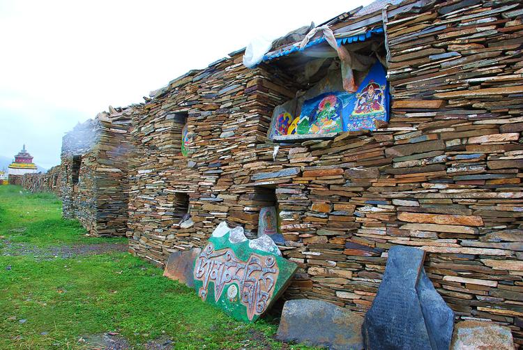 A scenic view of Ganzi Songge Manishi Jingcheng He Bage Manishi Jingqiang