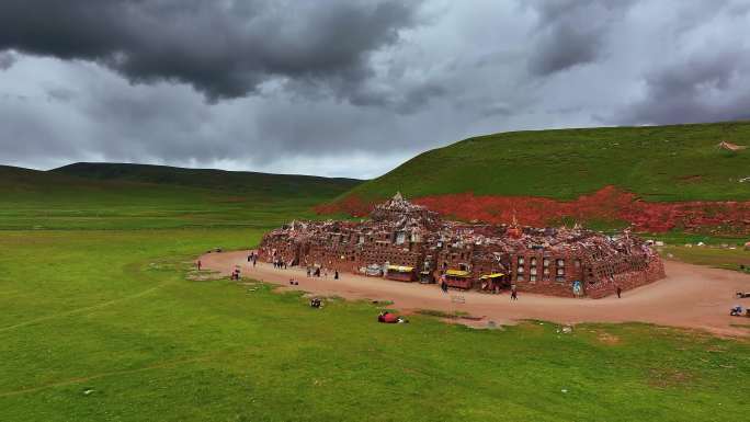 A scenic view of Ganzi Songge Manishi Jingcheng He Bage Manishi Jingqiang