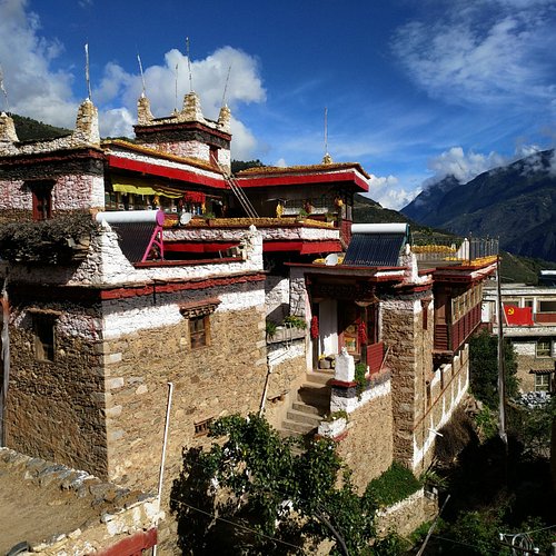 A scenic view of Ganzi Xiangcheng Hangtu Diaolou
