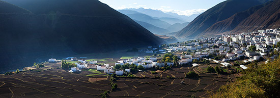 A scenic view of Ganzi Xiangcheng Hangtu Diaolou