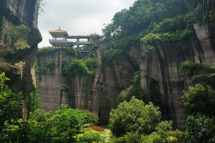 Experience the Local Culture at Guangzhou Lianhuashan Gucaishichang: Where Tradition Meets Taste