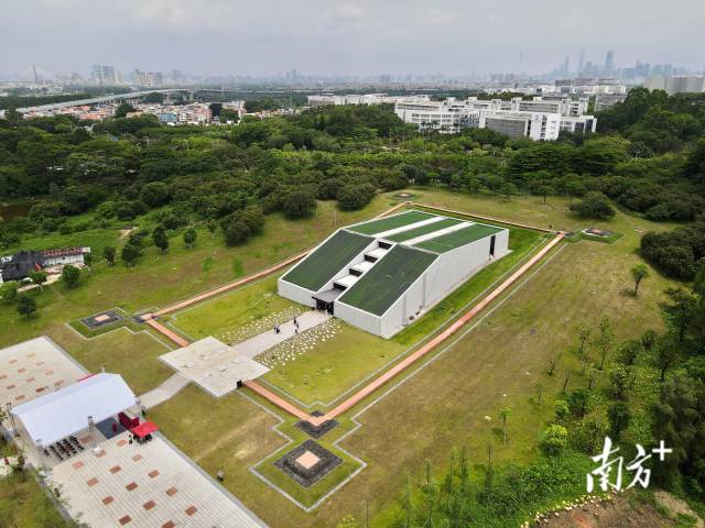 A scenic view of Guangzhou Nanhan Erling
