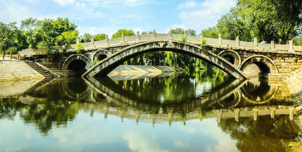 A scenic view of Handan Hongji Bridge