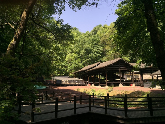 A scenic view of Hangzhou Jiaotanxia He Laohudong Yaozhi