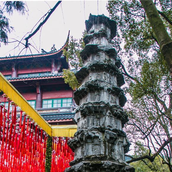 A scenic view of Hangzhou Lingyinsi Shita He Jingchuang