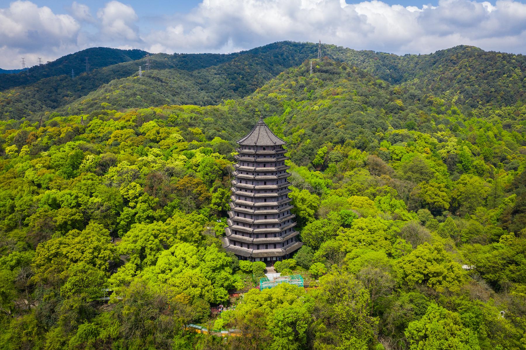 A scenic view of Hangzhou Liuheta