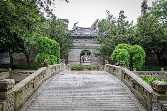 A scenic view of Hangzhou Yuefeimu