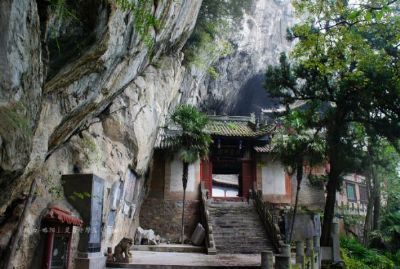 Unveiling the Secrets of Hanzhong Lingyan Temple’s Cliff Carvings: A Must-See in Shaanxi