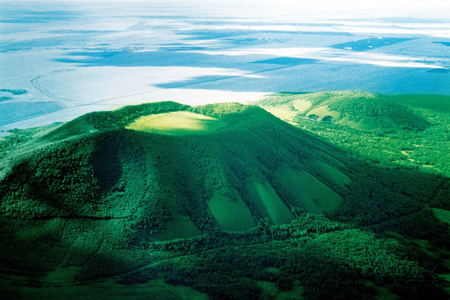 A scenic view of Heihe Zhonggong Heilongjiang Sheng Gongzuo Weiyuanhui He Shengzhengfu Jiuzhi