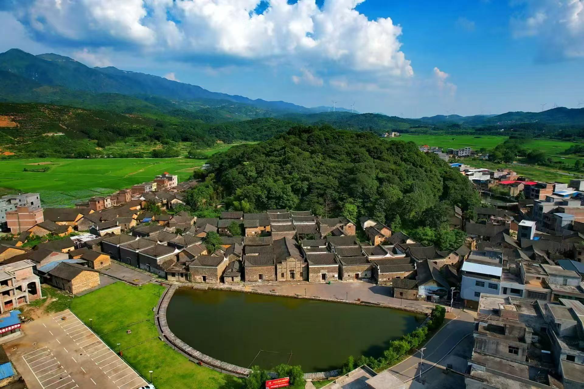 A scenic view of Hengyang Zhongtiancun Gujianzhuqun